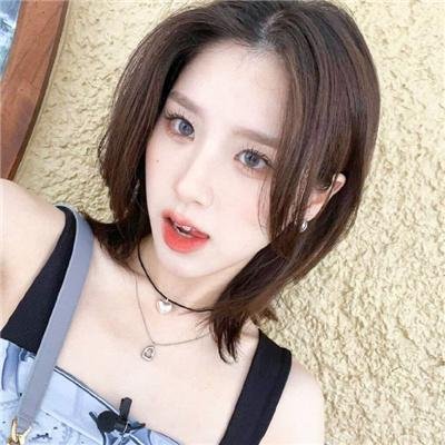 小鬼头上的女人